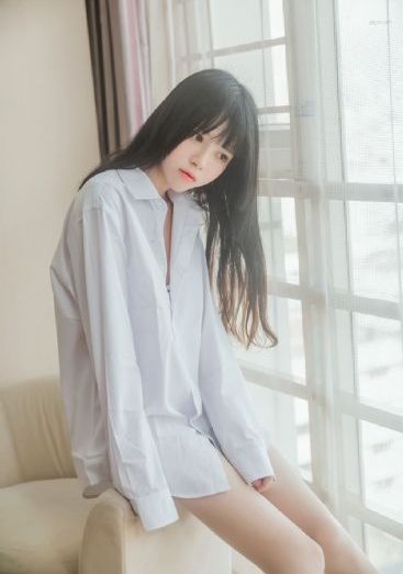 年轻的妈妈观看